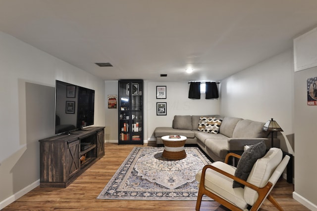 315 S Kellner Rd, Columbus, OH 43209 - living room featuring light wood finished floors and baseboards
