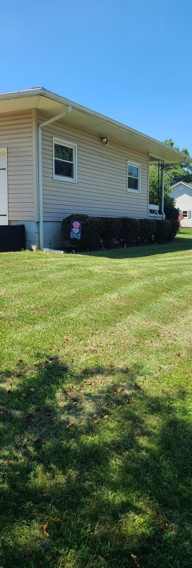 96 Summit St, Newark, OH 43055 - view of side of home featuring a yard