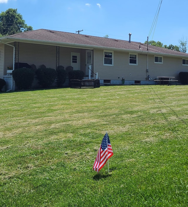 96 Summit St, Newark, OH 43055 - back of house with a yard