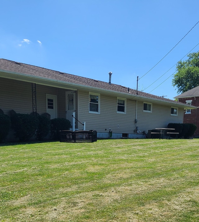 96 Summit St, Newark, OH 43055 - rear view of house featuring a yard