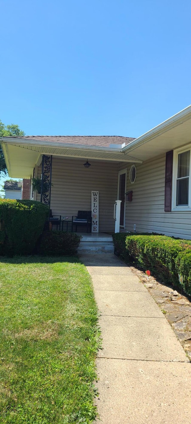 96 Summit St, Newark, OH 43055 - entrance to property featuring a lawn and covered porch