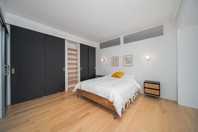 432 E Rich St Unit 3F, Columbus, OH 43215 - bedroom with light wood-style floors and a closet