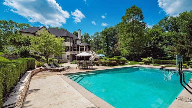 108 Hawks Cove Ct, Granville, OH 43023 - swimming pool featuring a patio, a diving board, and outdoor dining area