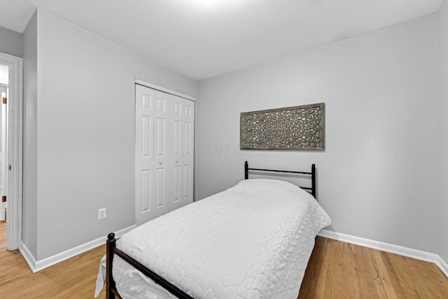966 Larkstone Dr, Columbus, OH 43235 - bedroom featuring light wood finished floors and a closet