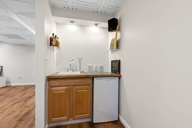 1271 Fareharm Dr, New Albany, OH 43054 - indoor wet bar featuring wood finished floors, an ornate ceiling, and dishwasher