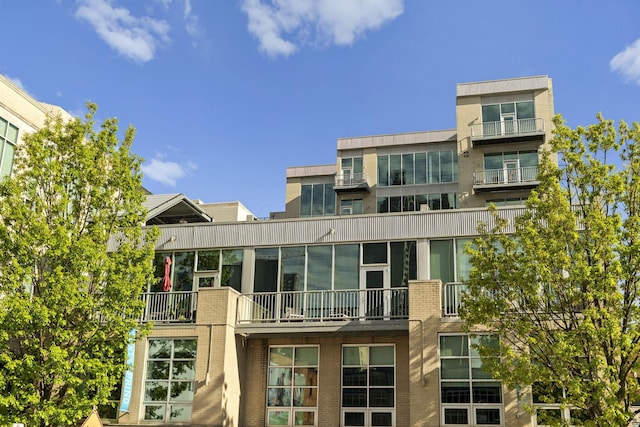 60 E Spring St Unit 220, Columbus, OH 43215 - back of property featuring brick siding and a balcony