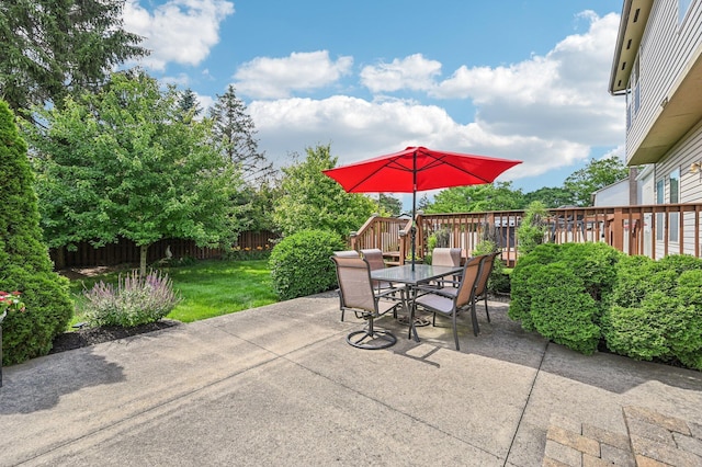 1077 Taylor Mills Dr, Reynoldsburg, OH 43068 - view of patio with outdoor dining space