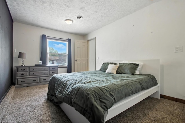 3139 Woonsocket St, Springfield, OH 45503 - bedroom featuring carpet and a textured ceiling