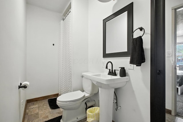 3139 Woonsocket St, Springfield, OH 45503 - bathroom featuring baseboards and stone finish floors