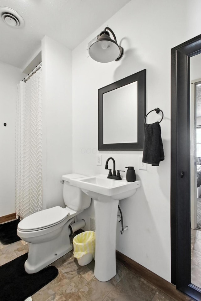 3139 Woonsocket St, Springfield, OH 45503 - bathroom featuring a shower with curtain and stone finish flooring