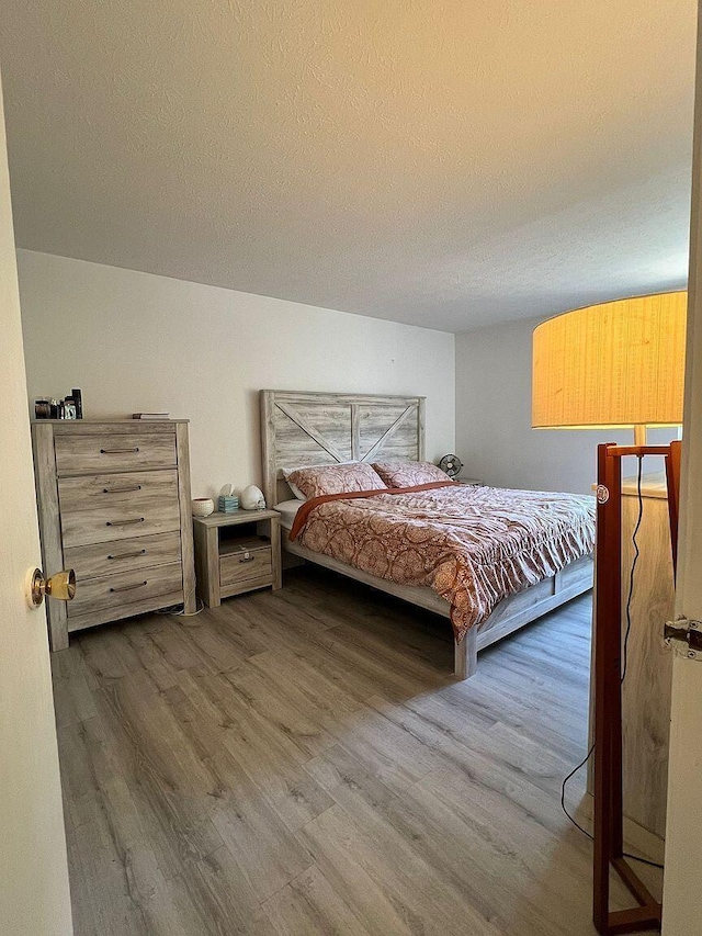 5258 Captains Ct, Columbus, OH 43220 - bedroom with wood finished floors and a textured ceiling