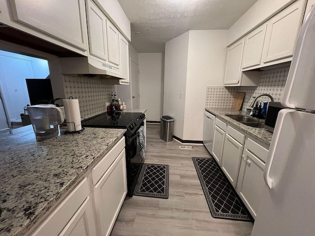 5258 Captains Ct, Columbus, OH 43220 - kitchen with white appliances, under cabinet range hood, decorative backsplash, white cabinetry, and a textured ceiling