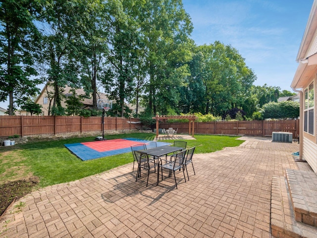 824 Lynnfield Dr, Westerville, OH 43081 - fenced backyard with a patio area