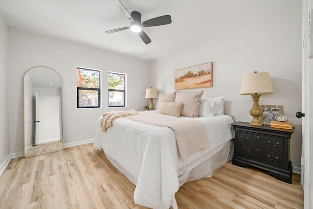 628 E Gates St, Columbus, OH 43206 - bedroom with light wood-style flooring and a ceiling fan
