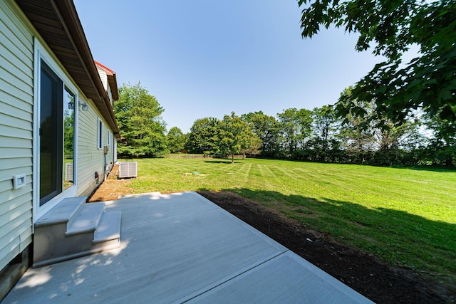 368 Woodview Dr, Chillicothe, OH 45601 - view of green lawn featuring a patio area
