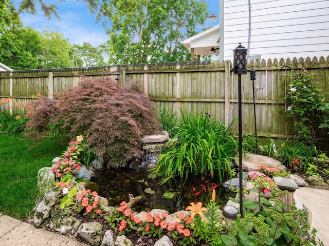 624 Oakwood Ave, Columbus, OH 43205 - fenced backyard with a ceiling fan