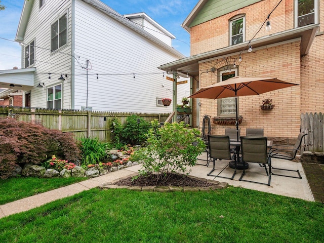 624 Oakwood Ave, Columbus, OH 43205 - fenced backyard featuring a patio