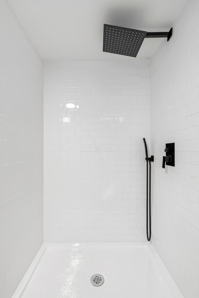 3048 Wallingford Ave, Columbus, OH 43231 - full bath with tiled shower