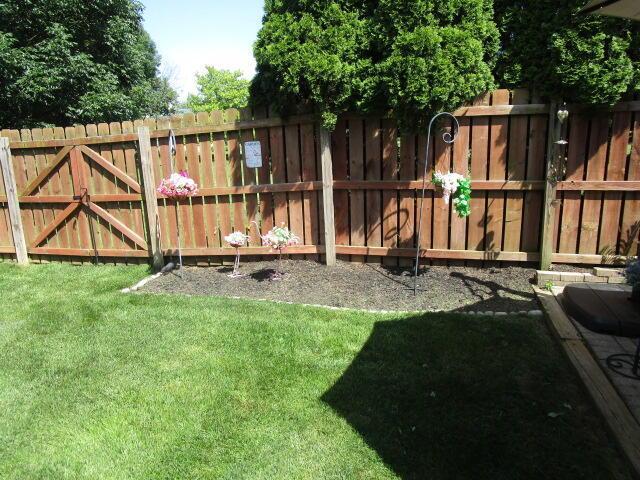5669 Maplewood Ct, Lewis Center, OH 43035 - view of yard featuring a gate