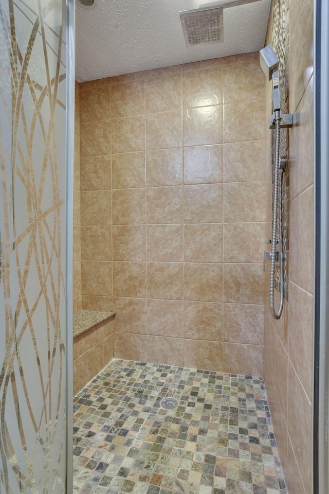 3902 Rivers Run Dr, Lewis Center, OH 43035 - bathroom with tiled shower and a textured ceiling