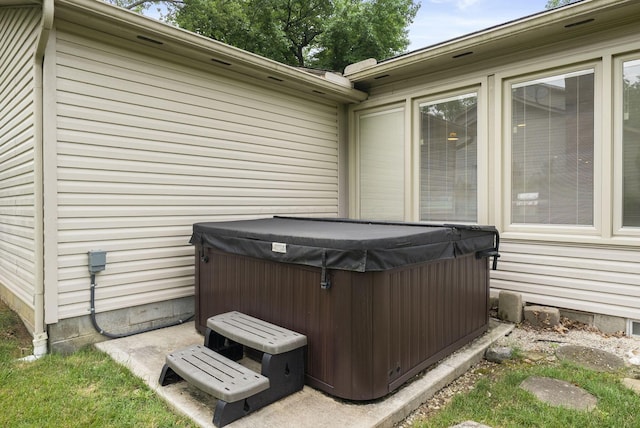 1539 Clubview Blvd S, Columbus, OH 43235 - view of patio / terrace with a hot tub