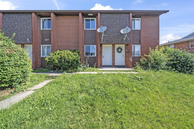 3654 Arnelle Rd, Columbus, OH 43228 - townhome / multi-family property featuring a front lawn and brick siding