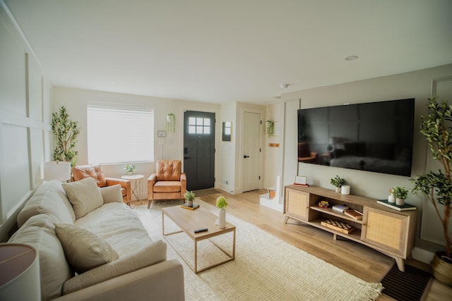 853 Thurman Ave, Columbus, OH 43206 - living area with light wood-type flooring