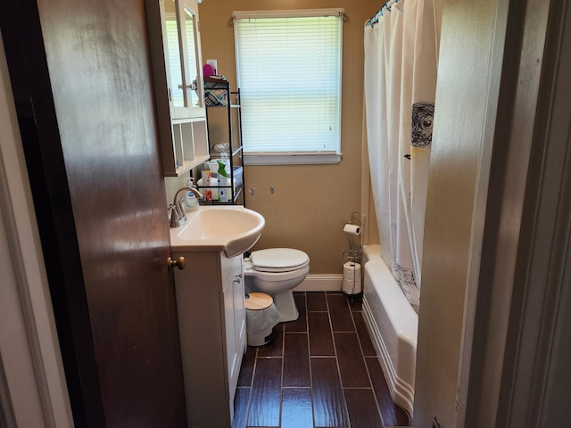 850 Grafton Rd, Newark, OH 43055 - full bath featuring vanity, healthy amount of natural light, and shower / tub combo with curtain