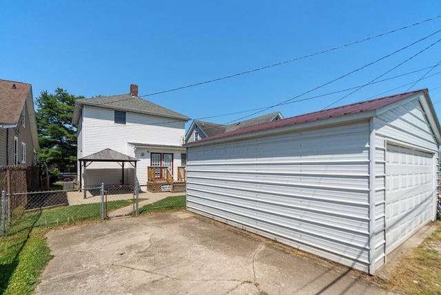 99 Maple Ave, Chillicothe, OH 45601 - detached garage featuring a gate