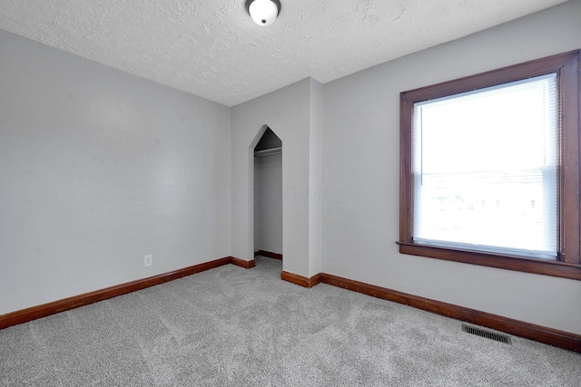 898-900 Berkeley Rd, Columbus, OH 43206 - unfurnished room with arched walkways, carpet, and a textured ceiling
