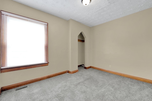 898-900 Berkeley Rd, Columbus, OH 43206 - carpeted spare room featuring arched walkways and a textured ceiling
