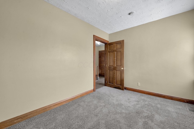 898-900 Berkeley Rd, Columbus, OH 43206 - unfurnished room with carpet and a textured ceiling