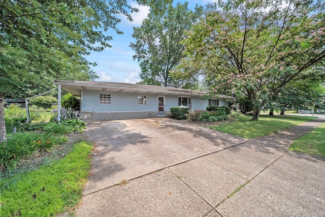 3750 Dresden St, Columbus, OH 43224 - ranch-style house with driveway