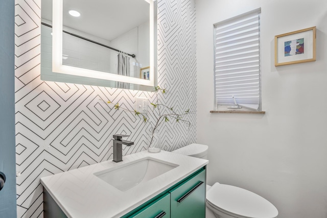 287 S Roys Ave, Columbus, OH 43204 - bathroom with vanity and curtained shower