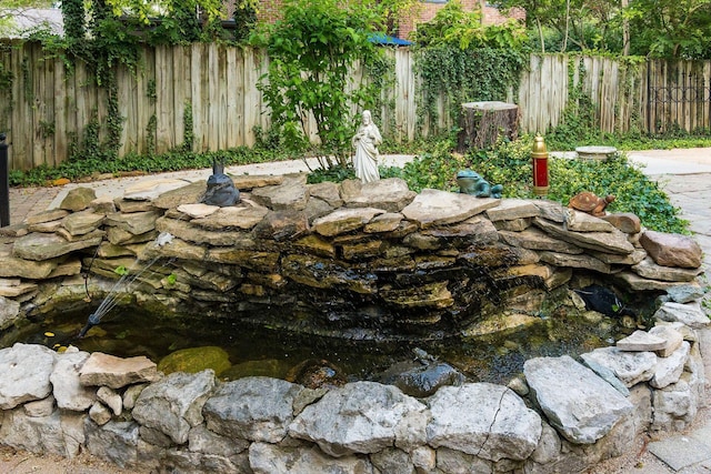 233 S Dawson Ave, Columbus, OH 43209 - exterior view of a garden pond
