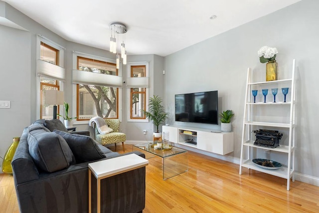 979 Delaware Ave, Columbus, OH 43201 - living area with light wood-style flooring and baseboards