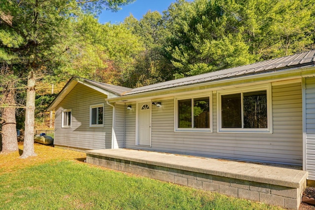 368 Mingo Rd, Chillicothe, OH 45601 - ranch-style house featuring a metal roof and a front lawn
