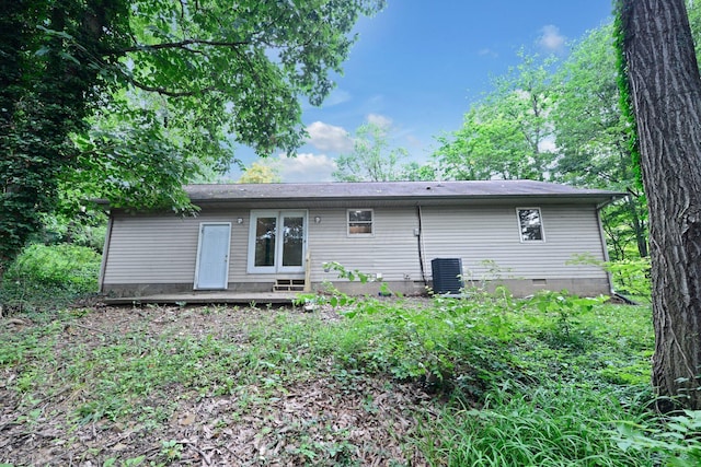 1142 Rozelle Creek Rd, Chillicothe, OH 45601 - rear view of house featuring crawl space and a deck