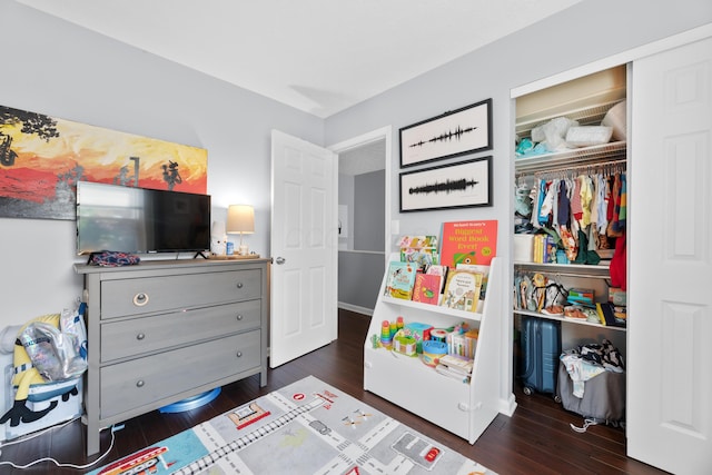 3823 Ramblehurst Rd, Columbus, OH 43221 - bedroom with dark wood-style floors and a closet