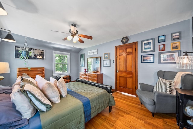 1467 Melrose Ave, Columbus, OH 43224 - bedroom featuring light wood-type flooring and a ceiling fan