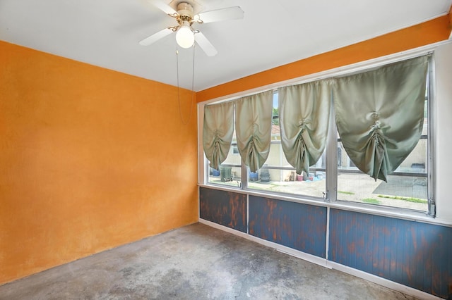 899 Meadowview Dr, Columbus, OH 43224 - empty room featuring concrete floors and a ceiling fan