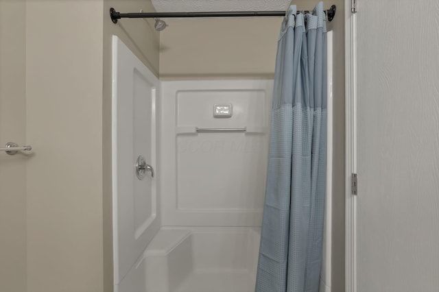 6658 Lagrange Dr Unit 43E, Canal Winchester, OH 43110 - bathroom featuring a shower with curtain