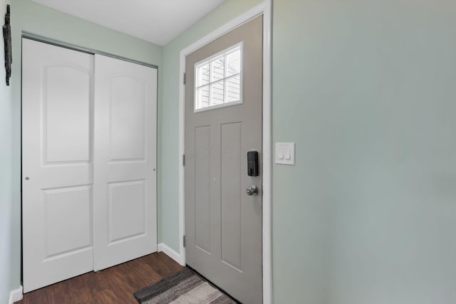 664 Dukewell Pl, Galloway, OH 43119 - entryway featuring dark wood-style floors and baseboards