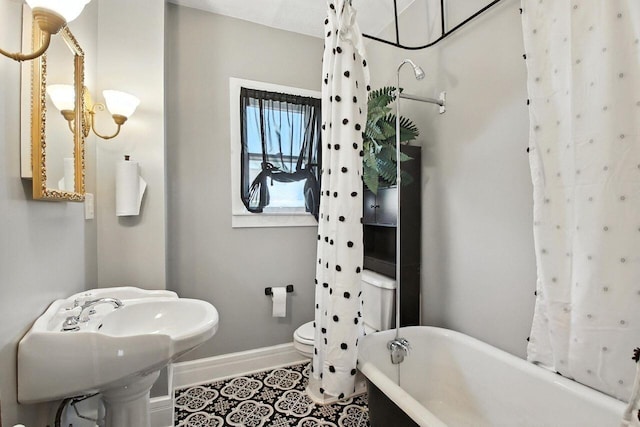 366 Hudson Ave, Newark, OH 43055 - bathroom with a soaking tub and a shower with shower curtain