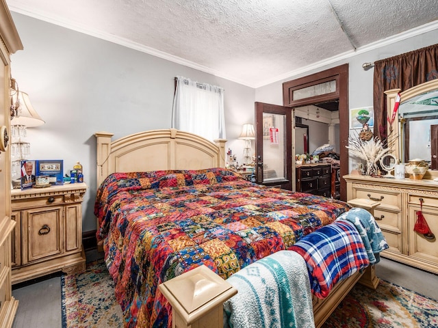 2640-2642 W Broad St, Columbus, OH 43204 - bedroom with crown molding, carpet, and a textured ceiling
