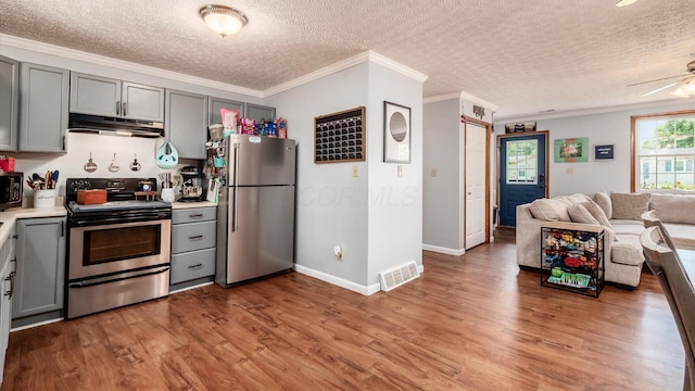 13376 Maple Rd NE, Thornville, OH 43076 - kitchen with stainless steel appliances, under cabinet range hood, gray cabinetry, crown molding, and open floor plan