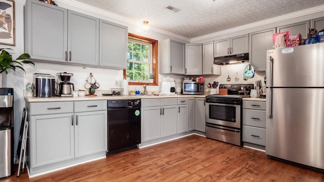 13376 Maple Rd NE, Thornville, OH 43076 - kitchen featuring stainless steel appliances, under cabinet range hood, gray cabinets, a textured ceiling, and crown molding