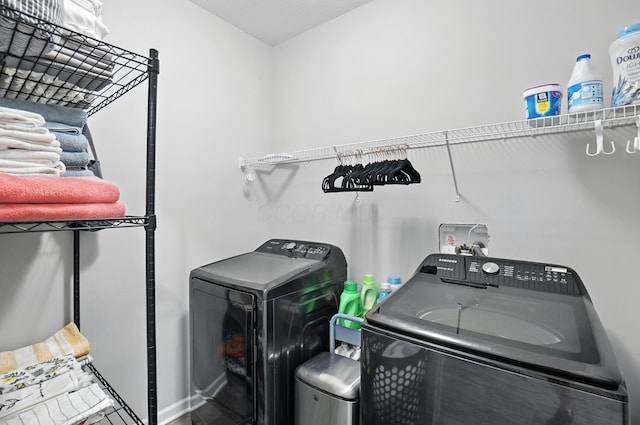 172 Rosewood Loop SE, Commercial Point, OH 43116 - washroom with separate washer and dryer and baseboards