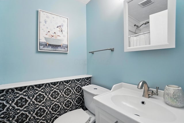6803 Alex Dr, Canal Winchester, OH 43110 - full bath featuring vanity and a shower with curtain