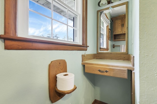 784 Colonial Dr, Heath, OH 43056 - bathroom with a textured wall